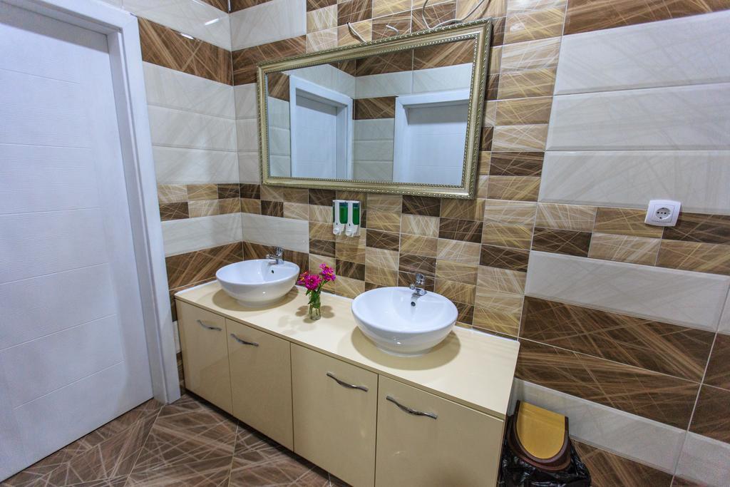 Hotel Edita Улцинь Екстер'єр фото