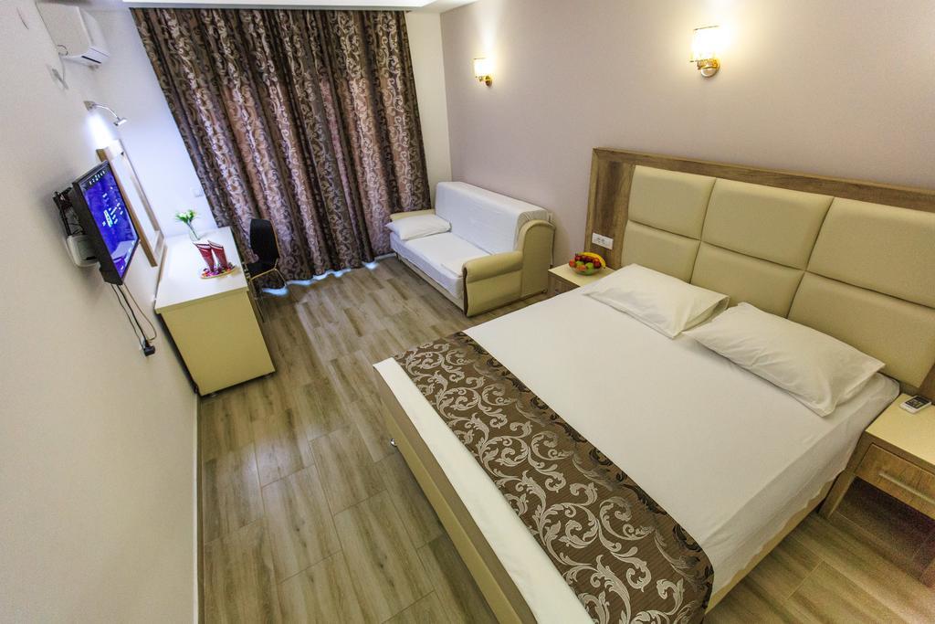 Hotel Edita Улцинь Екстер'єр фото