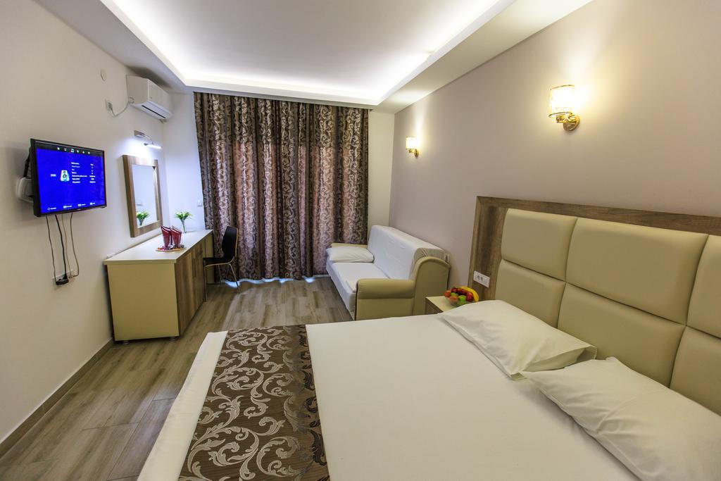 Hotel Edita Улцинь Екстер'єр фото