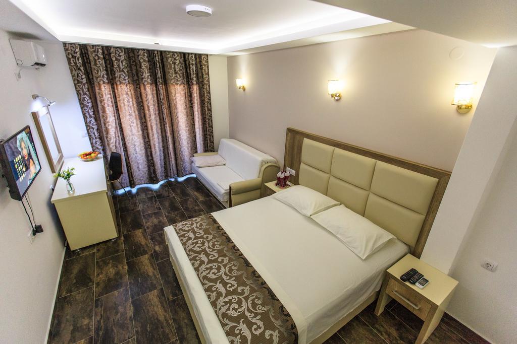 Hotel Edita Улцинь Екстер'єр фото