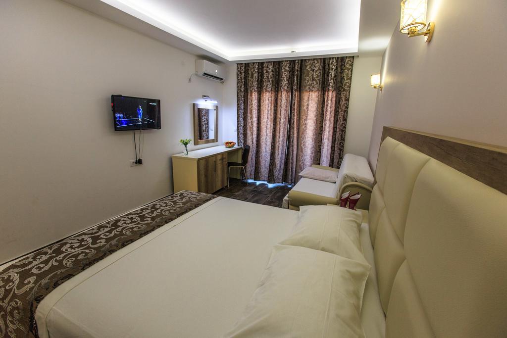 Hotel Edita Улцинь Екстер'єр фото